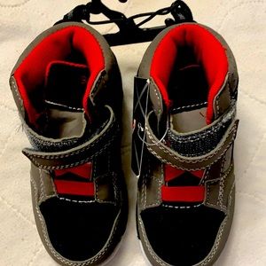 SHAQ BOYS SIZE 8 Tennis shoes - Grey with black and red $15. NEW